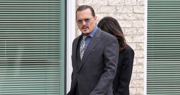 Johnny Depp došao na suđenje u srpskoj kravati