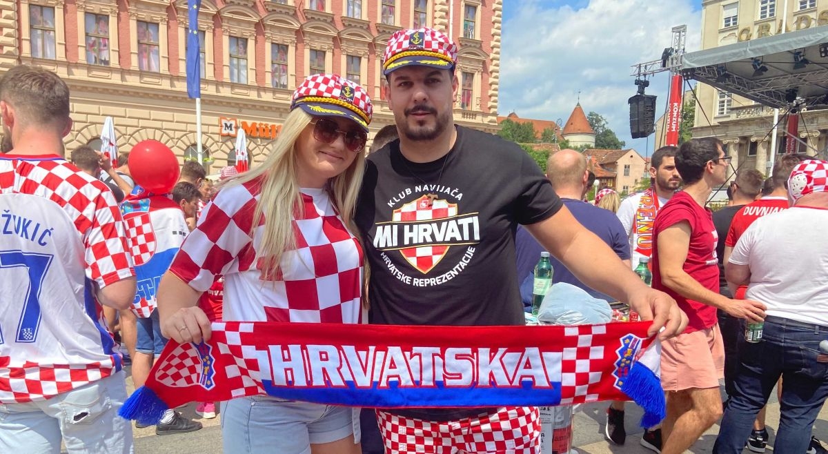 Trg bana Jelačića preplavili navijači, dresovi i kockice mogu se vidjeti posvuda