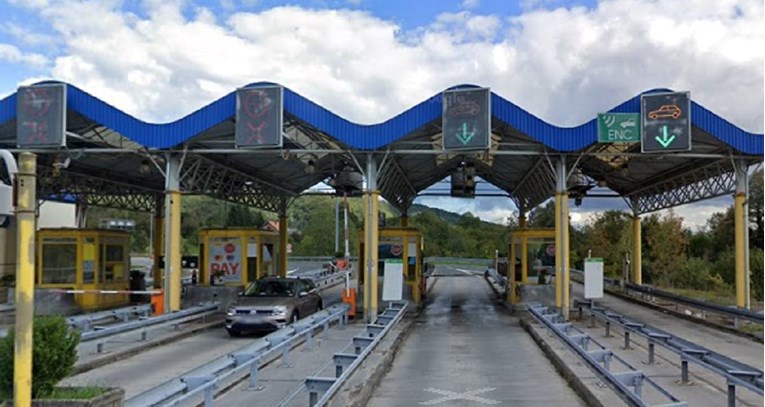 Gruzijac s migrantima bježao policiji, probio rampu na naplatnim kućicama na A6