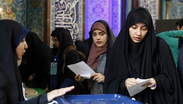 Iranci danas izlaze na izbore, Hamnei glasao među prvima