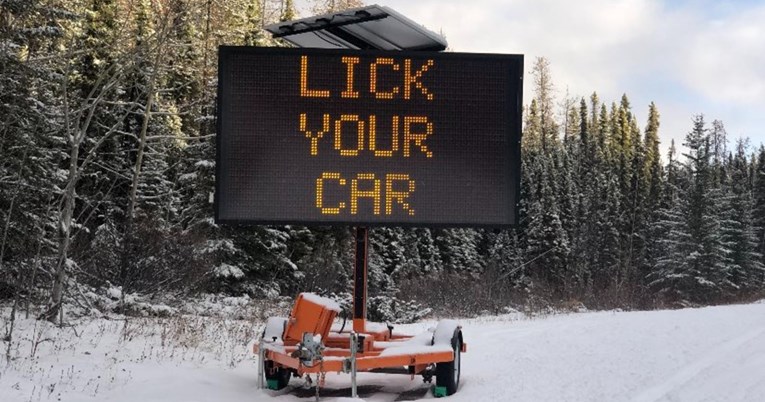 Kanađane iznenadila poruka na cesti, a tiče se lizanja auta