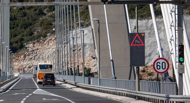 Zbog prometne nesreće kod Rugvice se vozi usporeno, bura ograničava promet na A1