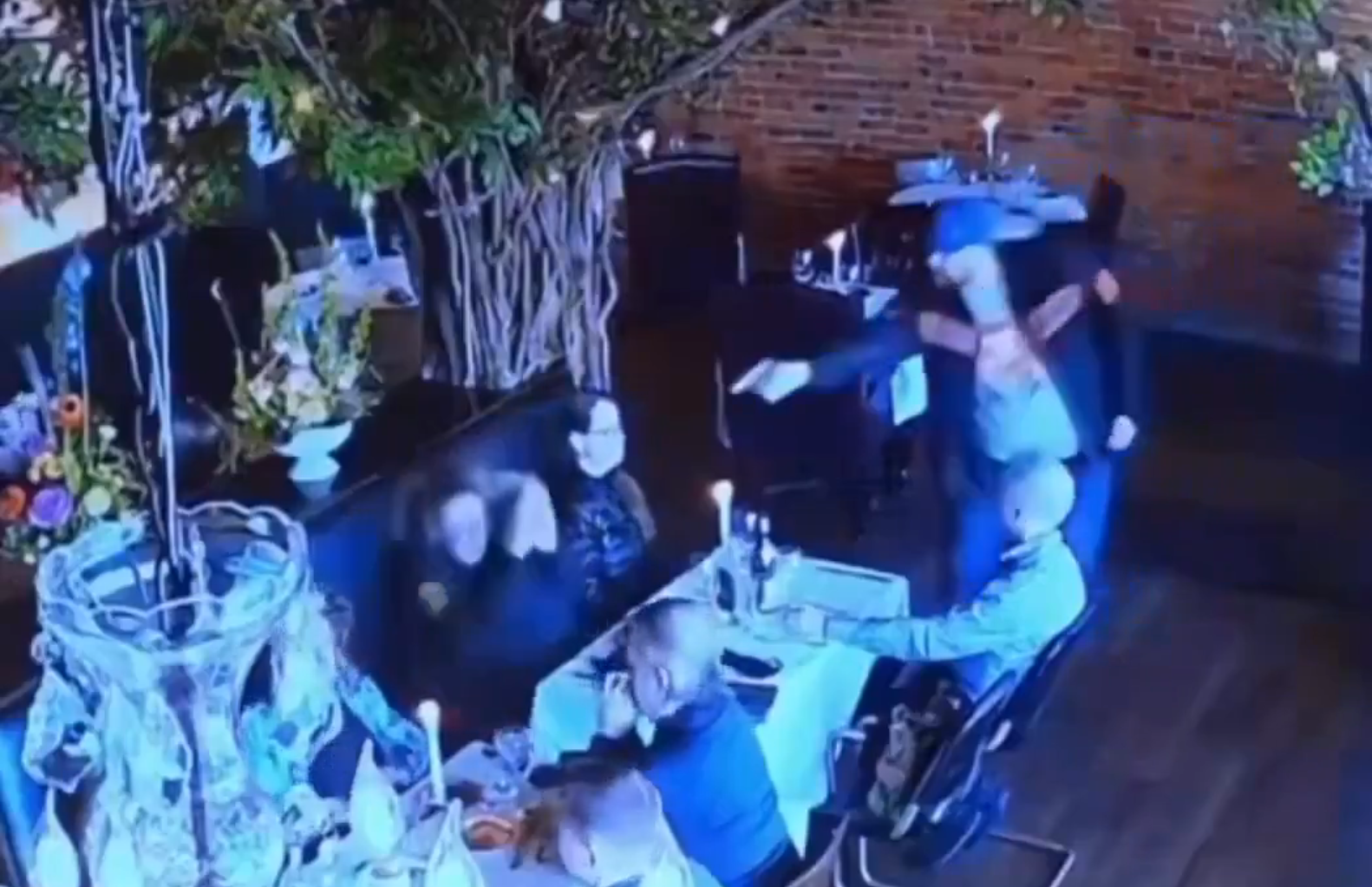 VIDEO Amerikanac pokušao pucati u bivšu ženu u restoranu, snimljen nevjerojatan rasplet