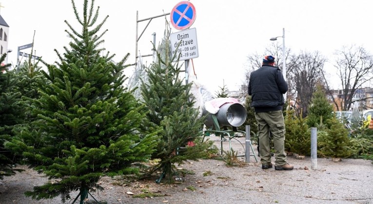 U Zagrebu se potukli prodavači borova, dvoje ljudi završilo u bolnici