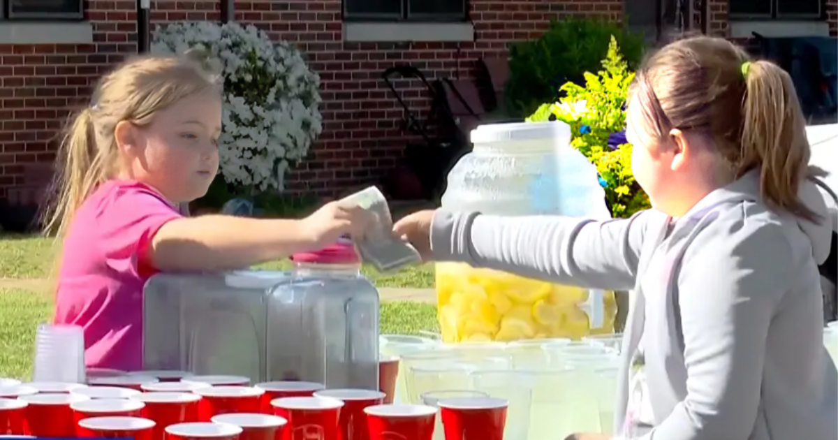 Curica (7) prodaje limunade da napravi nadgrobni spomenik mami. Priča tjera na suze