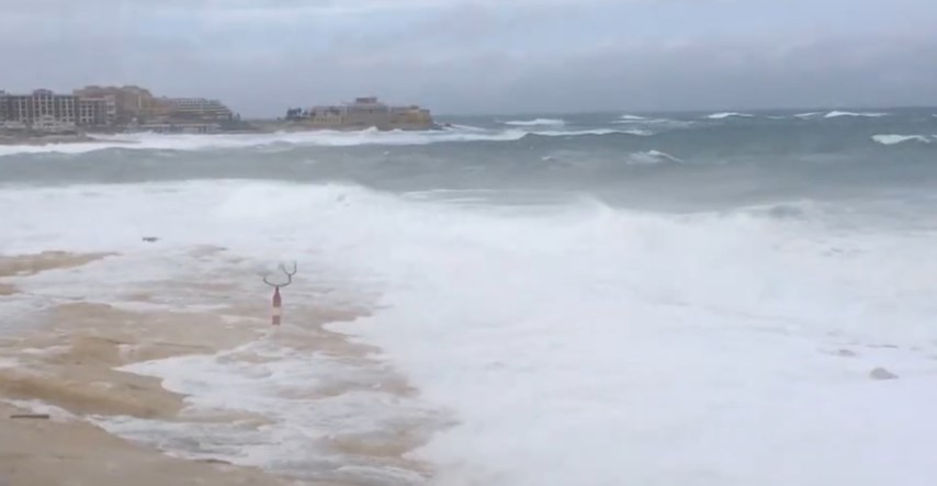 Iznenada izbila oluja na Malti. Poginuo ronilac, 17 turista spašeno