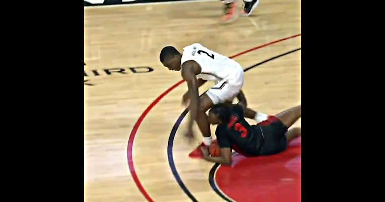 VIDEO Suci isključili košarkaša koji je protivnika ugrizao za nogu