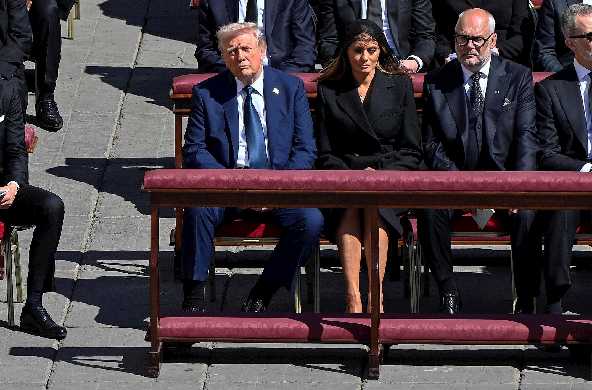 Govorilo se da će Trump sjediti u trećem redu na sprovodu pape Franje. Sjedio u prvom