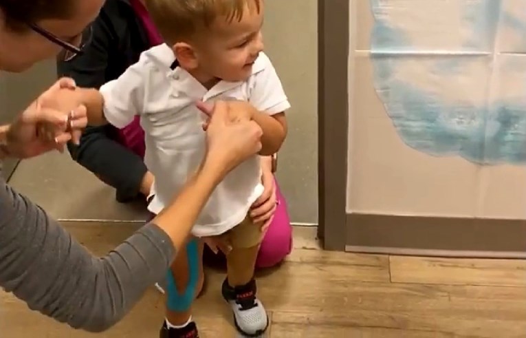 VIDEO Mali heroj Šimun napravio prve korake s novom protezom