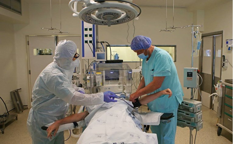 U Parizu parkovi ostaju zatvoreni, u SAD-u do sada umrlo više od 82.000 ljudi