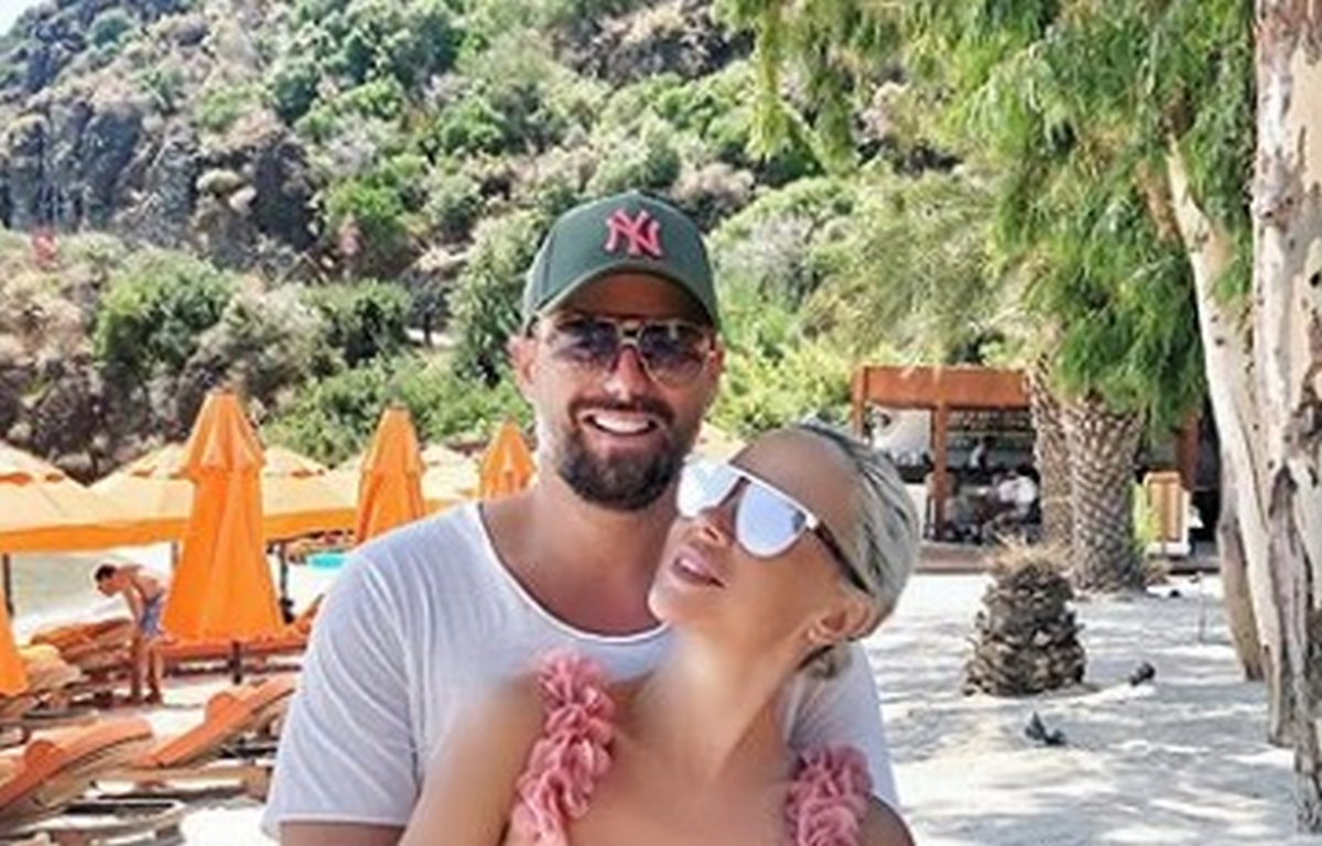 Maja Šuput fotkom podigla prašinu među fanovima: "Trudna si? Čuvate bebicu?"