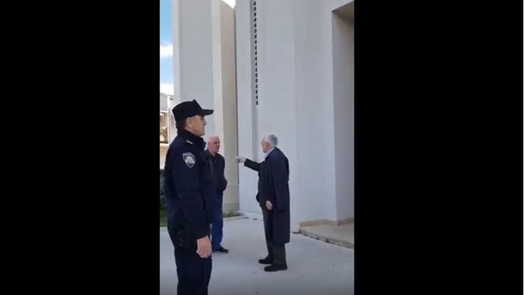 Pogledajte kako splitski svećenik urla na policajca: Bože, kazni ga na moj zahtjev