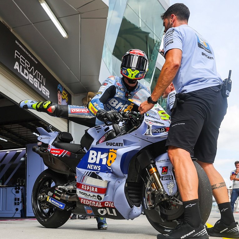 Motociklist se nije uspio zaustaviti u boksu. Pogledajte što se dogodilo