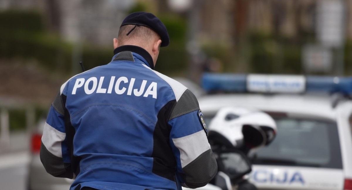 Policija kod Daruvara rastjerala petoricu muškaraca koji su pili pivo ispred dućana