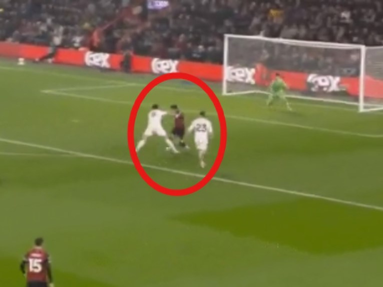 Pogledajte kako je Maguire postao tragičar Uniteda i skrivio penal. Navijači bijesni