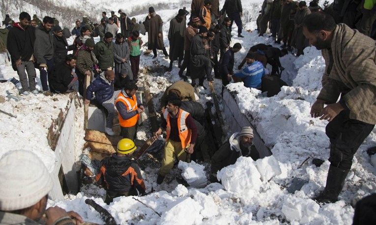 Djevojčica iz Pakistana 18 sati bila zatrpana snijegom, spašena je