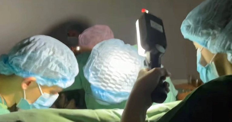 VIDEO Objavljena snimka: "Kirurzi u Kijevu usred operacije srca ostali bez struje"