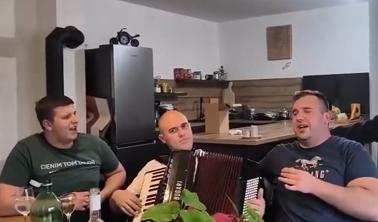 Nova snimka: Pjeva se o Anti Paveliću, Dabro svira harmoniku