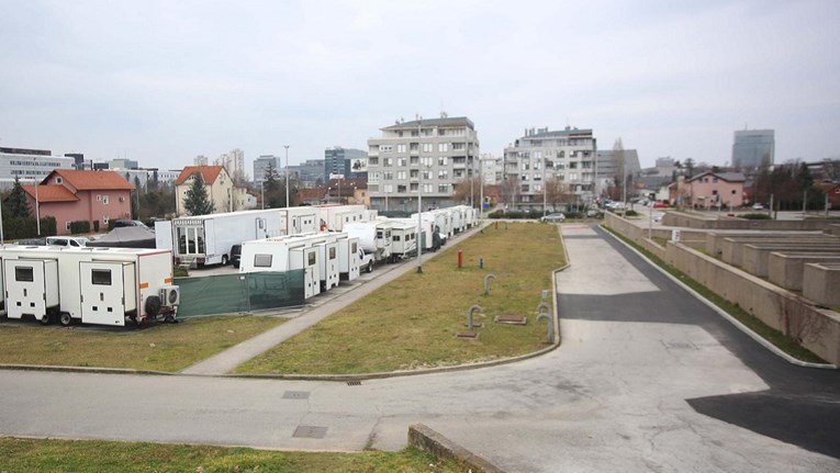 Ogroman parking pored NSK okupirali kamperi, evo zašto