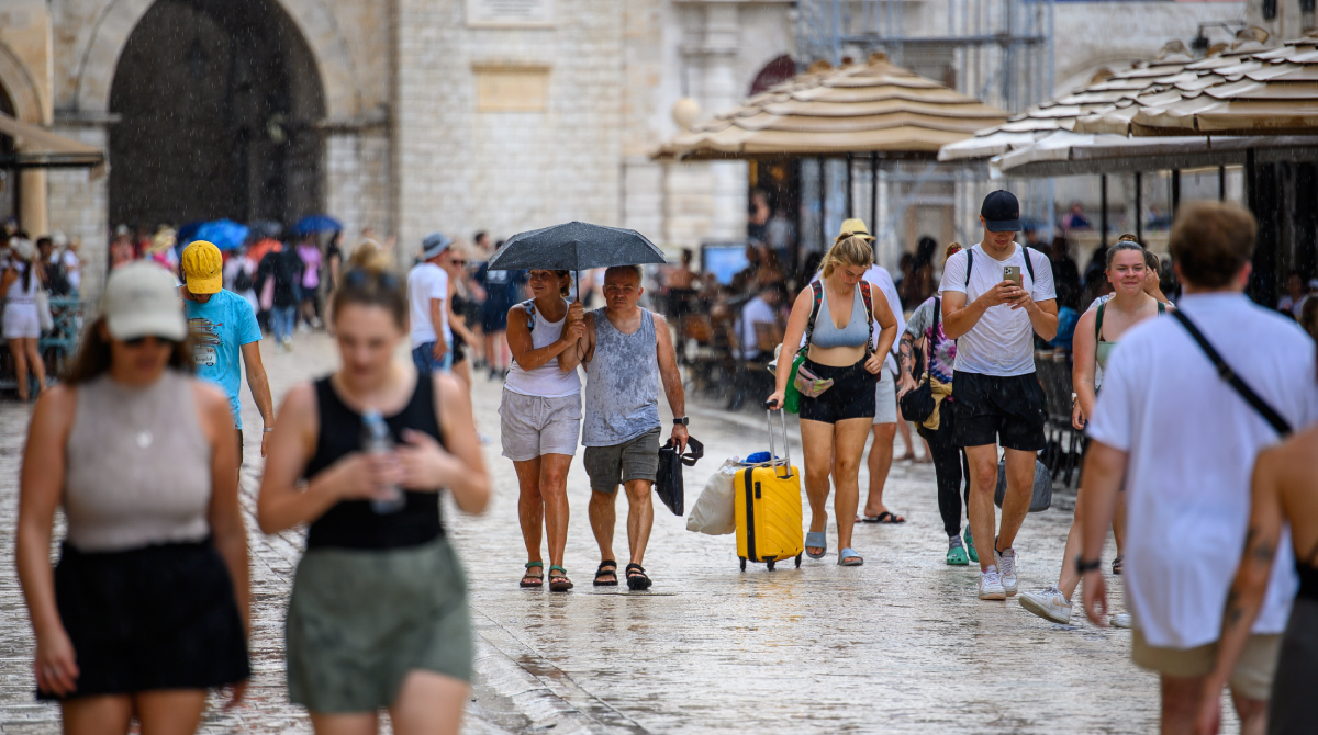 Ljetni pljusak iznenadio Dubrovčane, a turiste nije omeo u šetnji i razgledavanju