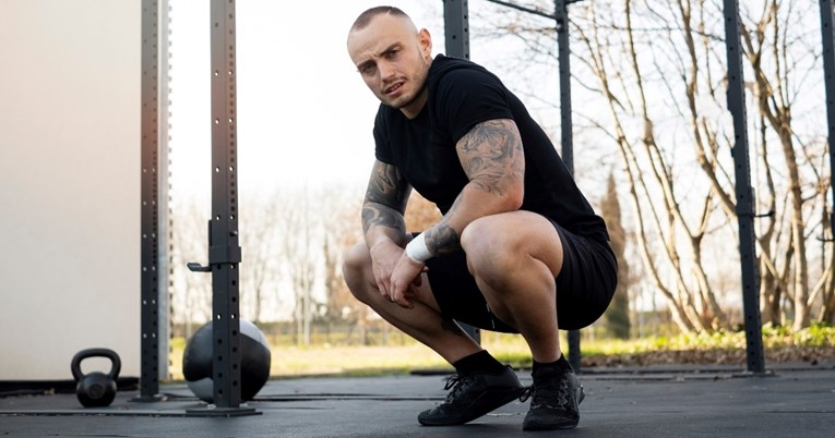 Ogromna greška koju mnogi čine kada rade čučnjeve, prema svjetskom prvaku