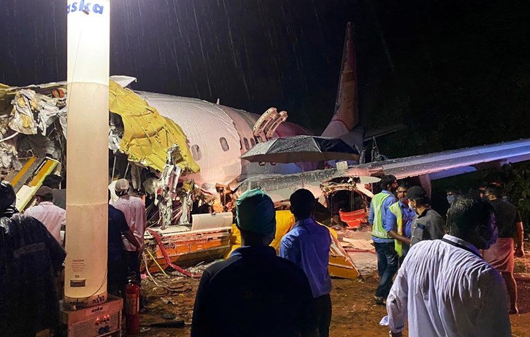 Avion Air Indije s gotovo 200 ljudi se prepolovio pri slijetanju, najmanje 16 mrtvih