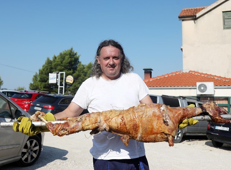 Pomama za janjetinom diljem Dalmacije, kilogram se prodaje po 40 eura