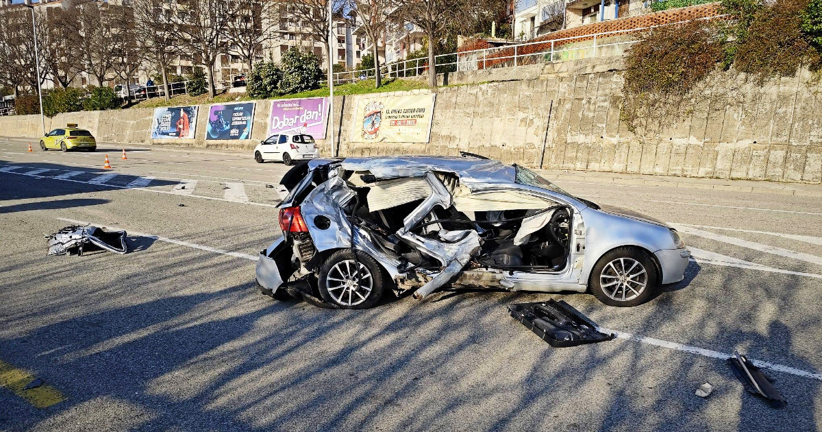 Teška prometna u Rijeci, sudar auta i autobusa. Vozačica prevezena na Hitnu