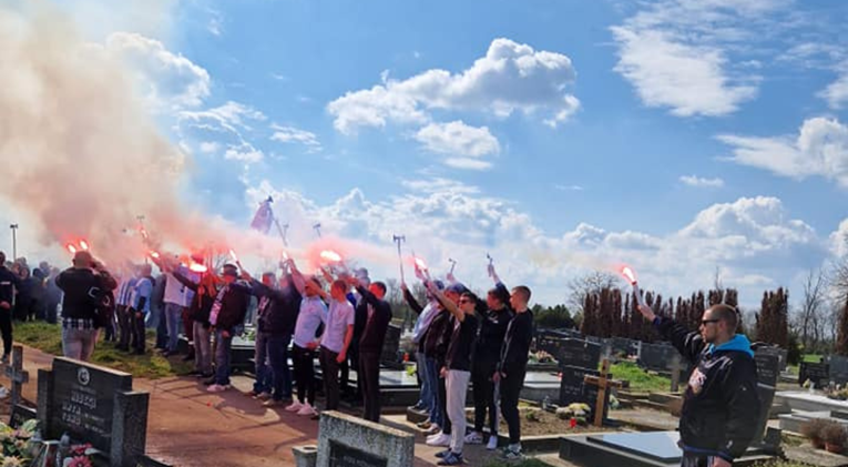 Umro je najstariji Cibalijin ultras. Pogledajte kako je ispraćen bakljadom