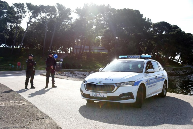 Makedonac nožem pokušao ubiti Srbina na brodu u Medulinu. Uhićen je
