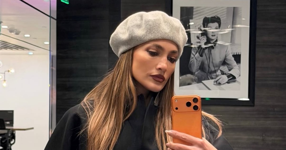 Kompletno crne kombinacije su i dalje šik, ali J.Lo je pokazala bolju opciju