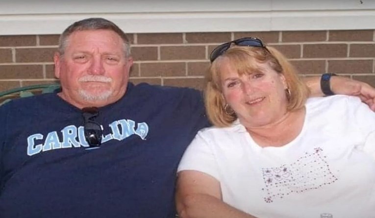 Bračni par iz SAD-a umro od covida-19 u razmaku od 4 minute, držali su se za ruke