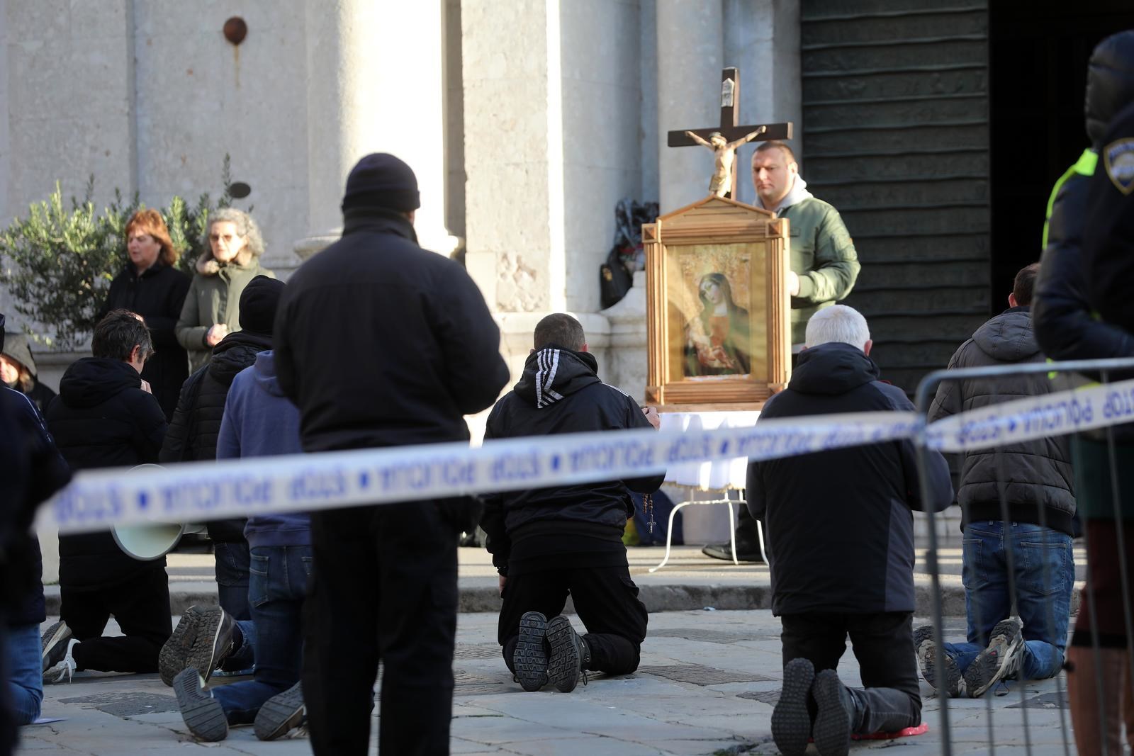 Uzinić pozvao klečavce da umjesto na trgu mole krunicu u katedrali