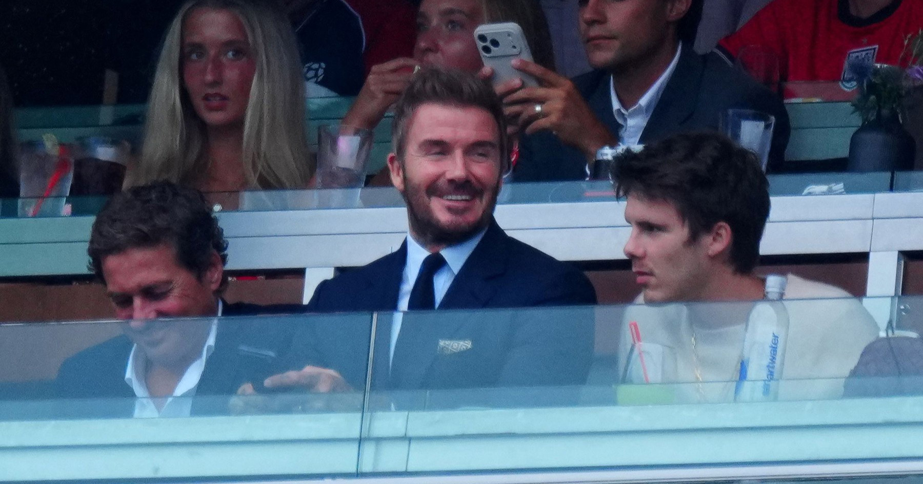 David Beckham u društvu sina navija za Englesku protiv Gane