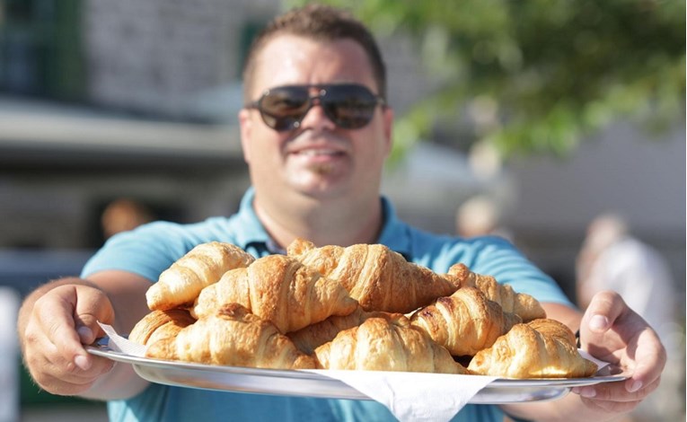 Načelnik Murtera dijelio "besplatne" kroasane, spomenuo je i svoju plaću