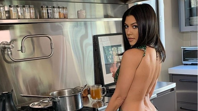 Kardashianka se fotkala u kuhinji i otkrila dio guze