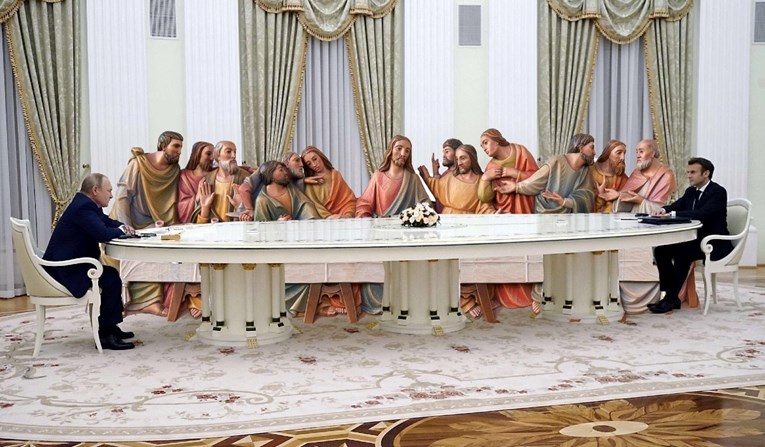 Bizarno dugačak stol na sastanku Putina i Macrona postao hit na memovima