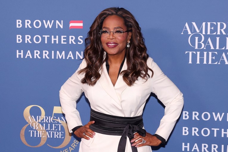 Oprah Winfrey (72) pokazala da može držati plank dulje od minute s utezima