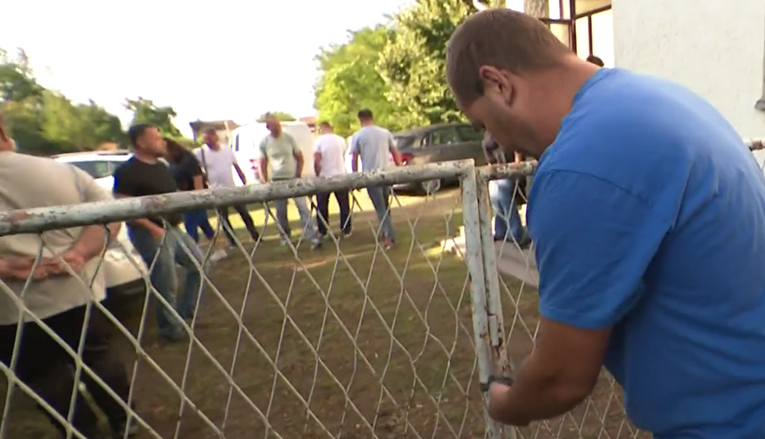 Mještani Jagodnjaka zatvorili veterinare u dvorištu. "Nećete ubijati naše svinje"