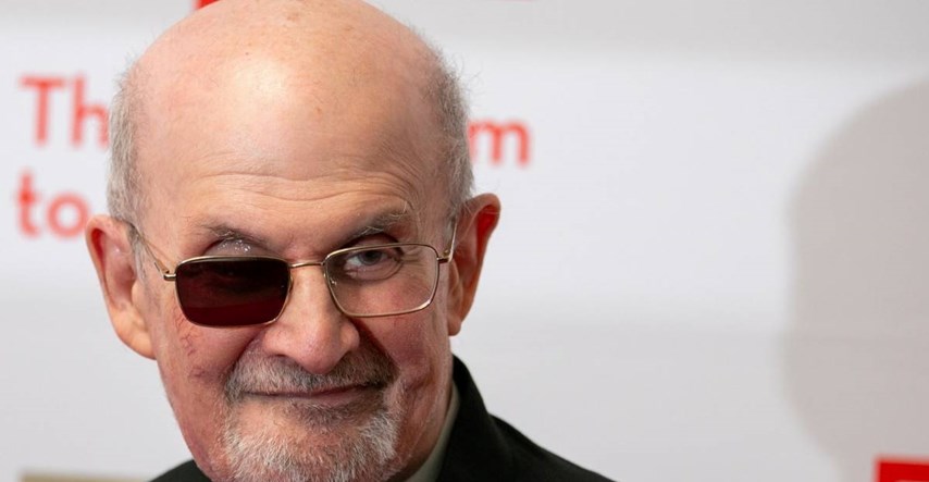 Salman Rushdie se prvi put pojavio u javnosti nakon brutalnog napada nožem