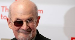 Salman Rushdie se prvi put pojavio u javnosti nakon brutalnog napada nožem