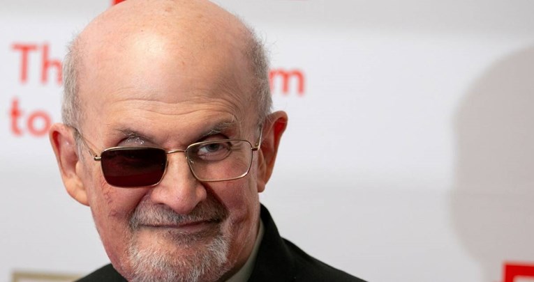 Rushdie se prvi put pojavio u javnosti nakon brutalnog napada, izgubio je oko