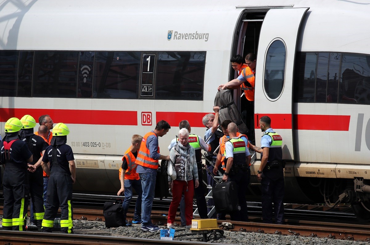 Gurnuo majku i osmogodišnjeg sina pod vlak u Frankfurtu, dječak umro