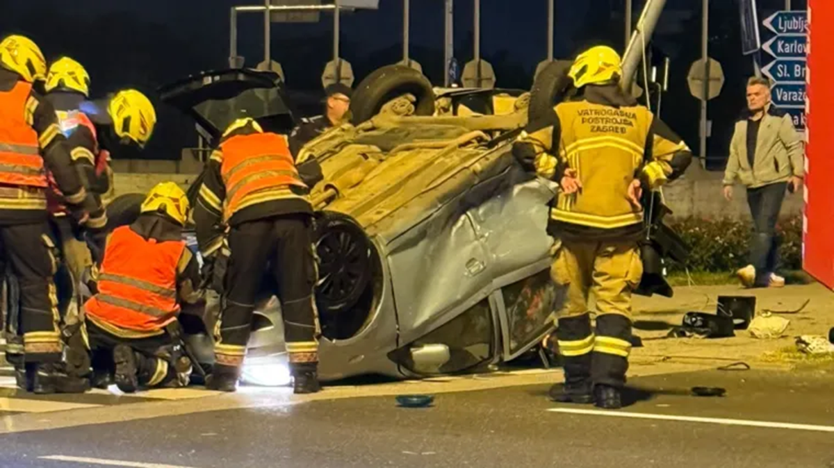 Sudar u Zagrebu, petero ozlijeđenih. Vozač prošao kroz crveno, auto se prevrnuo