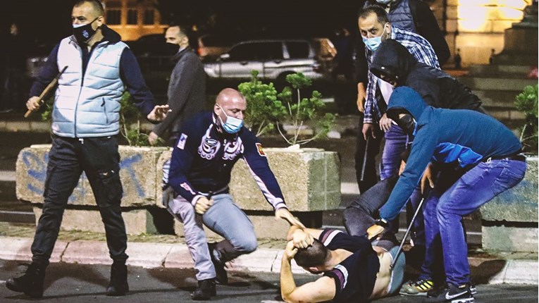 Tko su Vučićevi batinaši koji tuku prosvjednike, a nisu policija?
