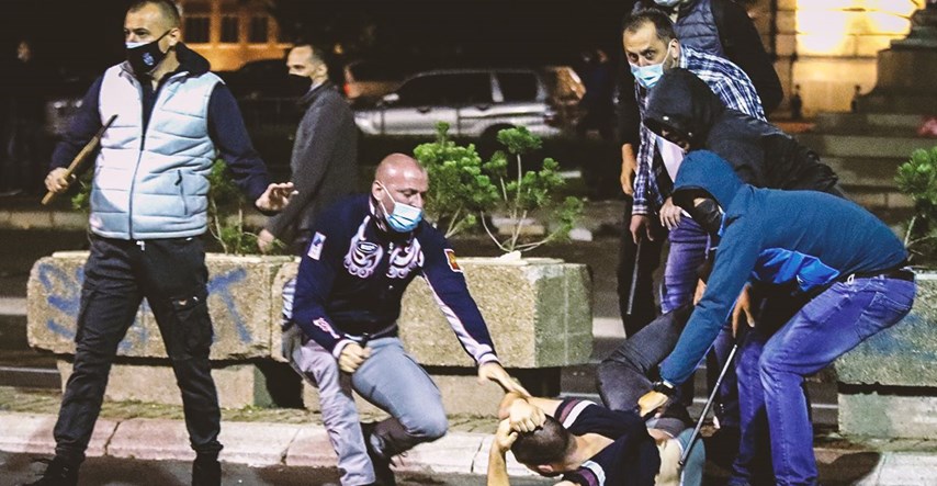 Tko su Vučićevi batinaši koji tuku prosvjednike, a nisu policija?