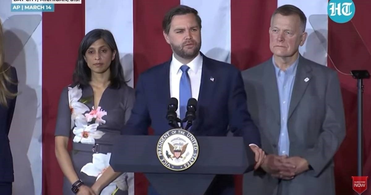 JD Vance šokirao komentarom o supruzi: "Mora mi se smiješiti, što god ja rekao"