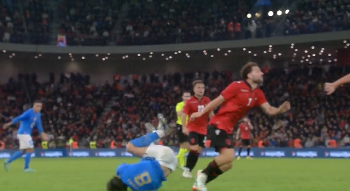 VIDEO Grozna ozljeda reprezentativca Italije. Iznesen je na nosilima
