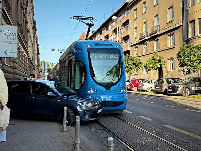 U širem centru Zagreba došlo do sudara tramvaja i auta