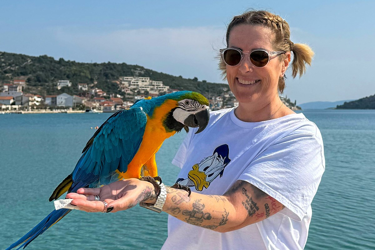 Ovo je Bella. Šarena ara koja je vratila osmijeh u Tanjin život nakon teške bolesti